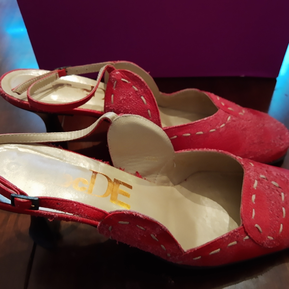 Vero Cuoio red leather 3 inch heels. Size 9